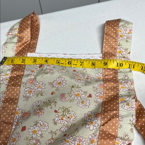 Floral Apron with Pocket Ruffle Details - Picture 9 of 10